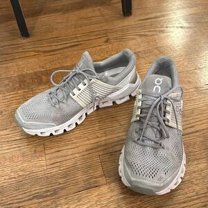 On cloud women’s size 9.5 cloudswift